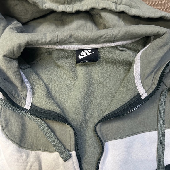 Nike Two-Tone Green and White Hoodie - Picture 2 of 3
